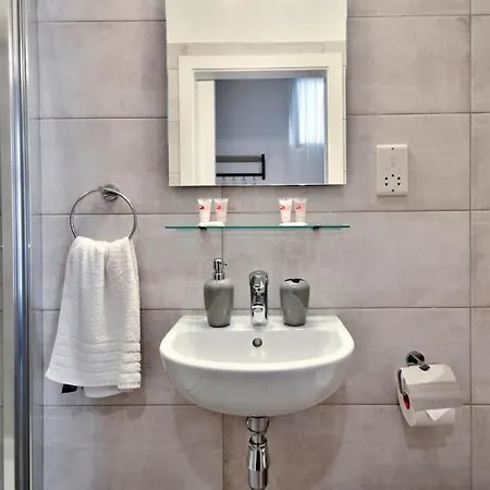 Old 2 By Vallettastay ואלטה