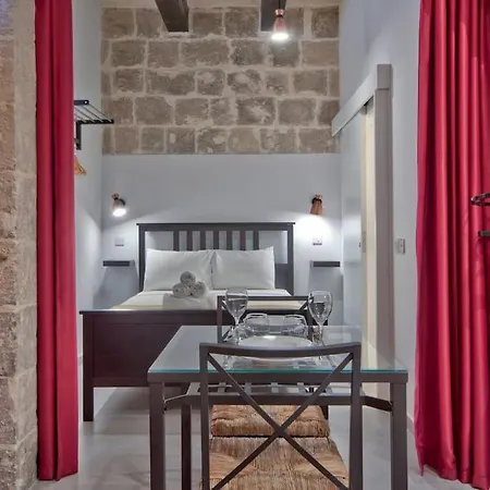 Old Lodge Studio Apartment By Vallettastay شقة *