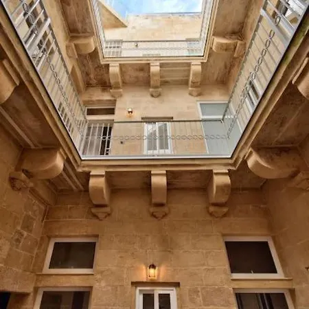 Old Lodge Studio Apartment By Vallettastay شقة فاليتا
